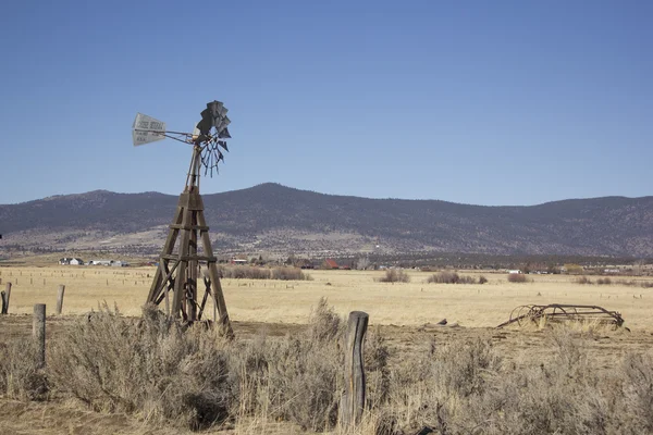 Moulin à vent avec un ciel bleu vif — Photo