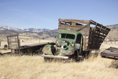Önemsiz bir alanda eski çiftlik kamyon