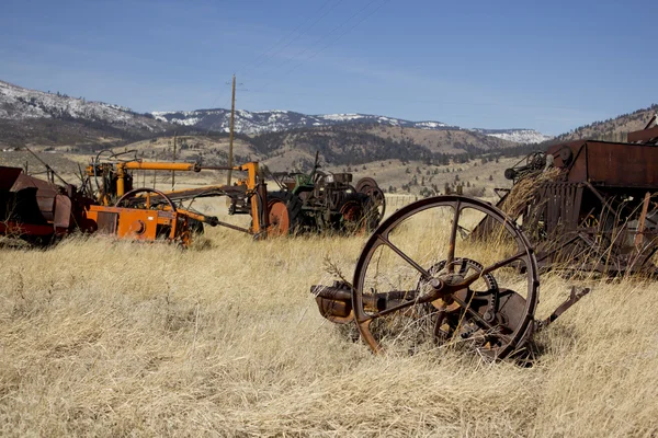 Старое фермерское оборудование в поле — стоковое фото