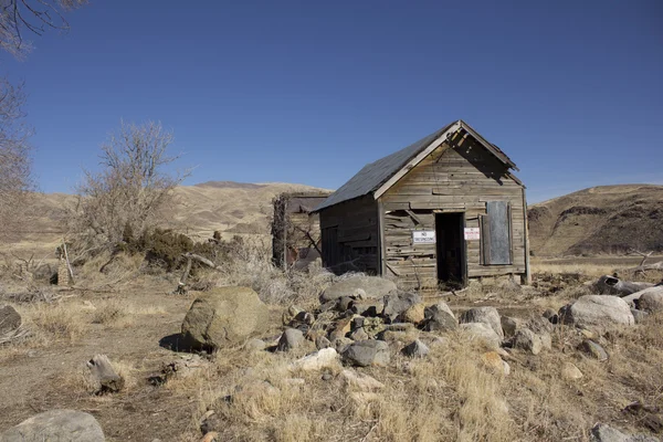 Eski terk edilmiş delapitating kulübesi — Stok fotoğraf