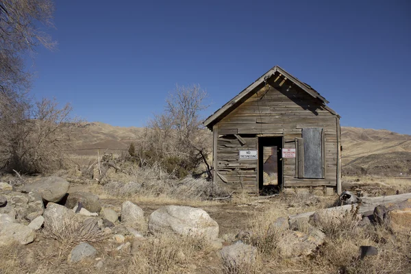 Gamla övergivna delapitating shack — Stockfoto