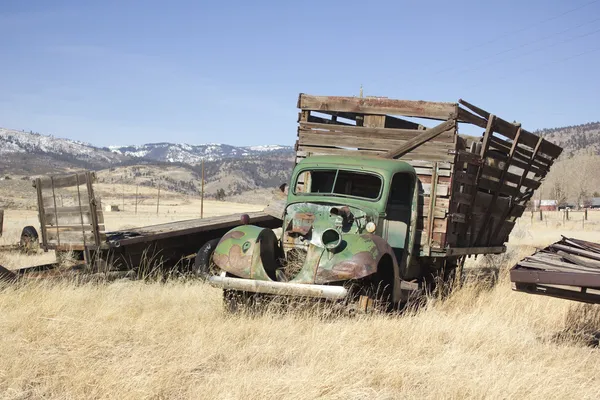 Старая ферма грузовик в поле барахла — стоковое фото