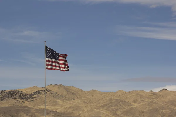 Αμερικανική σημαία των ΗΠΑ σε φόντο γαλάζιο του ουρανού — Φωτογραφία Αρχείου