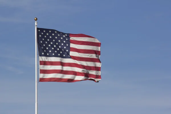美国美国国旗与蓝蓝的天空背景 — 图库照片