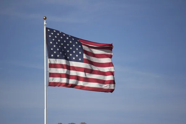Αμερικανική σημαία των ΗΠΑ σε φόντο γαλάζιο του ουρανού — Φωτογραφία Αρχείου