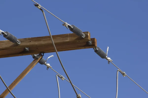 Электрический столб на ярко-синем фоне — стоковое фото