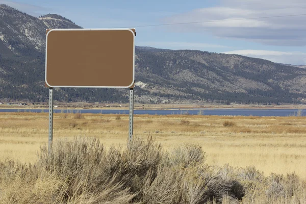 Blank sign with mountains in the back — Stock Photo, Image