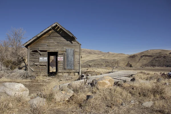 Velha cabana delapitante abandonada — Fotografia de Stock