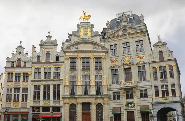 Bruksela grand miejsce budowy, Belgia. Złoty rzeźby — Zdjęcie stockowe