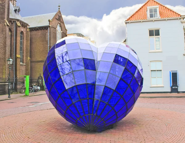 Abstracte sculptuur in het stadsplein. Delft, Nederland — Stockfoto
