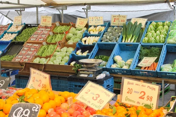 Frutas y hortalizas en un puesto de mercado —  Fotos de Stock