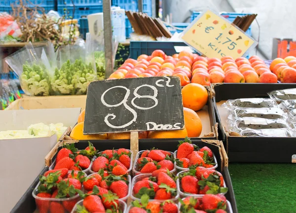 시장에 있는 과일 과 야채 — 스톡 사진