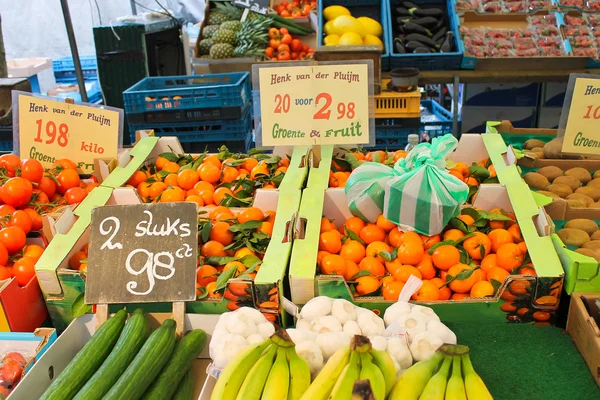 Frutas y hortalizas en un puesto de mercado —  Fotos de Stock