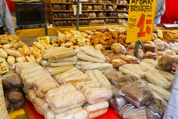 Assortiment van gebakken goederen voor verkoop op de markt — Stockfoto