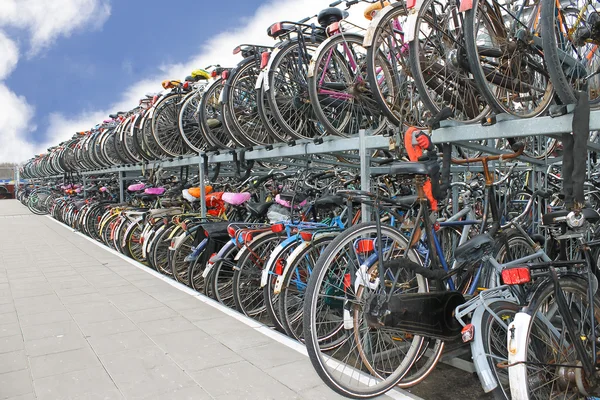 たくさんの自転車の駐車場で — ストック写真