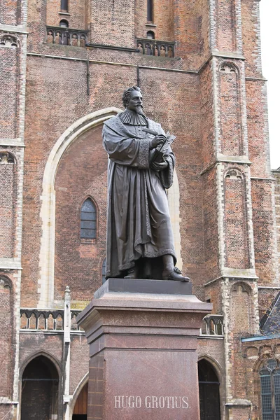Estátua de Hugo Grotius em Delft, Países Bajos — Fotografia de Stock