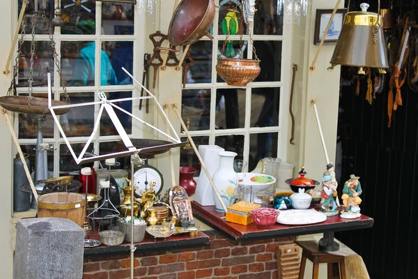Vendite di oggetti d'antiquariato nel negozio. Delft, Paesi Bassi . — Foto Stock