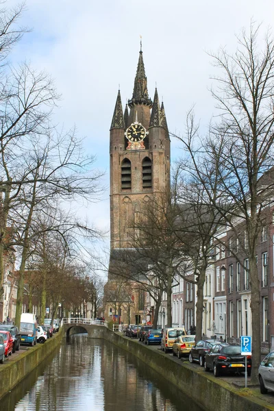 運河とオランダ、デルフトの教会の塔 — ストック写真