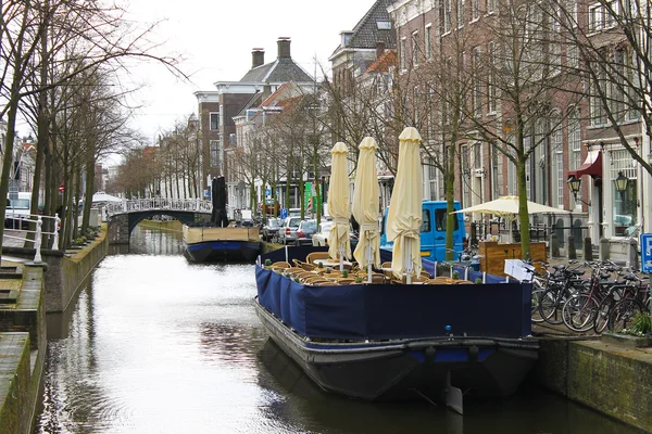 Restaurants on the canal of Delft in the early morning. Netherla — Stock Photo, Image