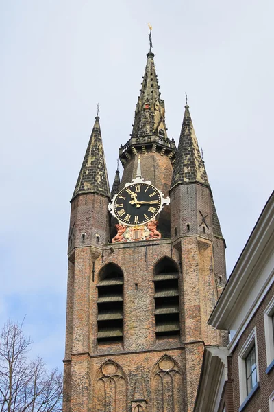 Старая башня церкви в Делфте. Нидерланды — стоковое фото
