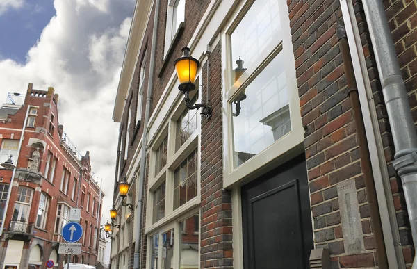 Ochtend, de lampjes op het gebouw. -Hertogenbosch. Nederland — Stockfoto