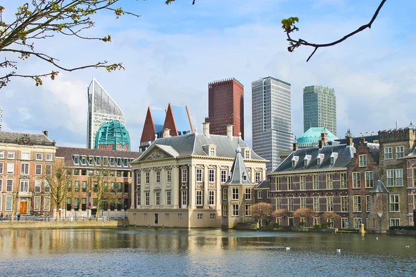 Binnenhof Pałac - holenderski parlamen na tle współczesnej — Zdjęcie stockowe