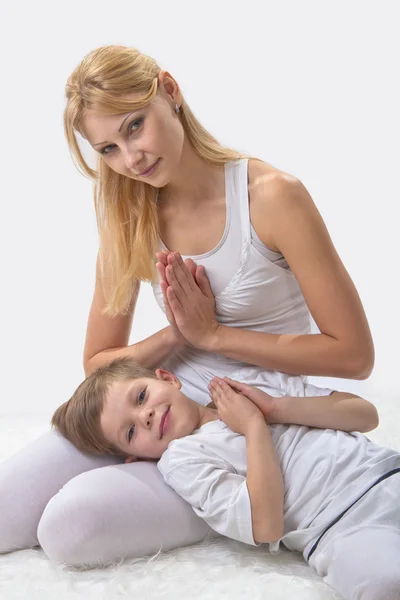 Madre e figlio fanno yoga prima di andare a letto — Foto Stock