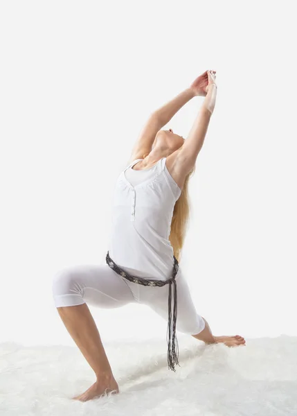 Mooi meisje zich professioneel bezighoudt met yoga — Stockfoto