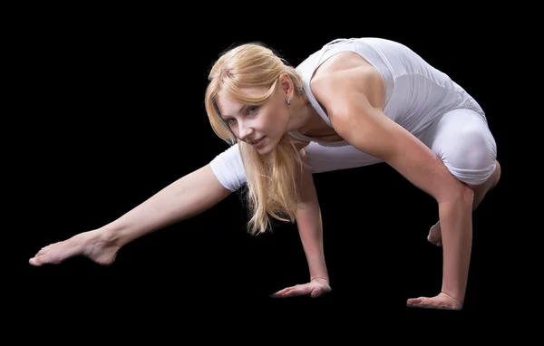 Jovem menina bonita está profissionalmente envolvida em ioga — Fotografia de Stock