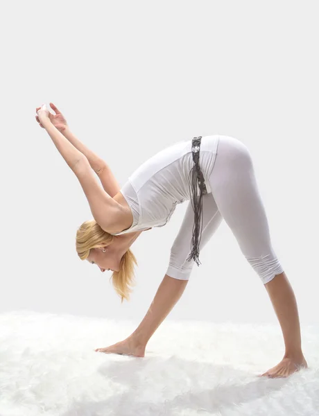 Mooi meisje zich professioneel bezighoudt met yoga — Stockfoto