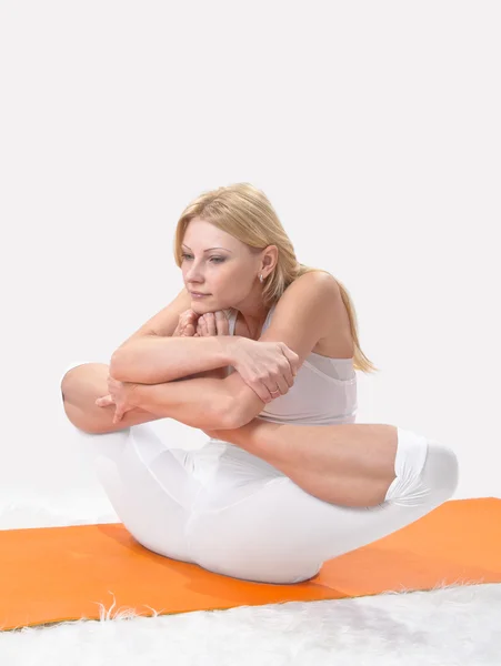 Giovane bella ragazza è professionalmente impegnata nello yoga — Foto Stock