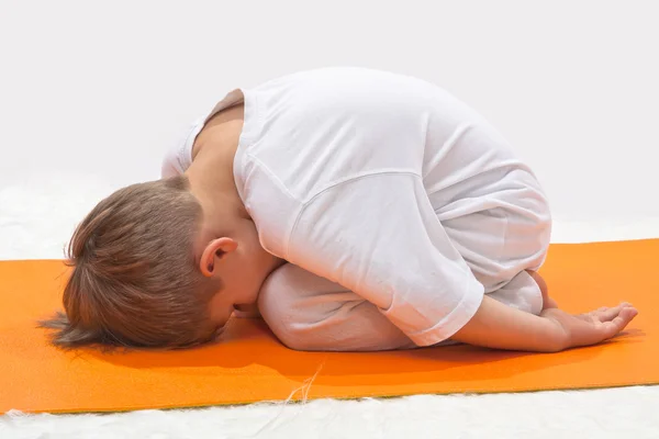 Baby yoga. de kleine jongen oefent. — Stockfoto