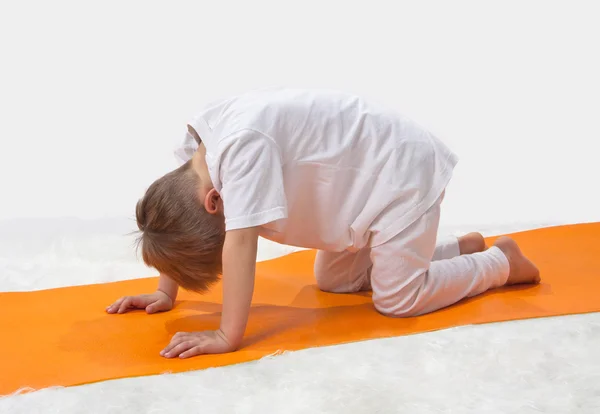 Baby yoga. den lilla pojken utövar. — Stockfoto