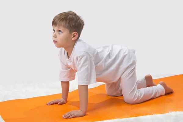 Baby jóga. chlapec má cvičení. — Stock fotografie