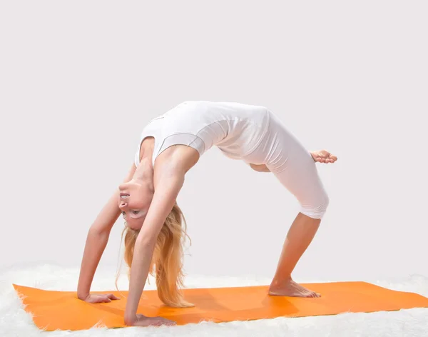 Junges schönes Mädchen ist beruflich mit Yoga beschäftigt — Stockfoto