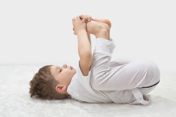 Yoga pour bébé. Le petit garçon fait de l'exercice . — Photo