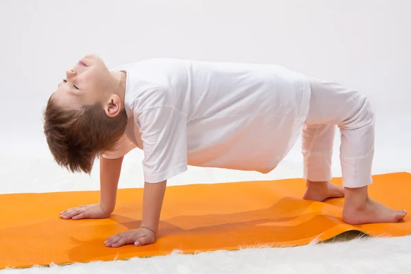 Bebek yoga. küçük çocuk egzersiz. — Stok fotoğraf