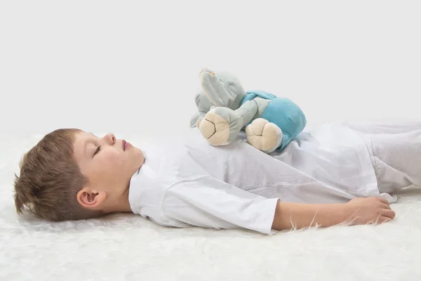 Yoga per bambini. Yoga prima di dormire. Il ragazzo con un favourit — Foto Stock