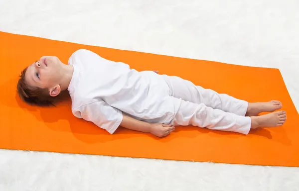 Yoga infantile. Il bambino fa esercizio fisico . — Foto Stock