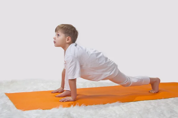 Yoga infantil. El niño hace ejercicio. . —  Fotos de Stock