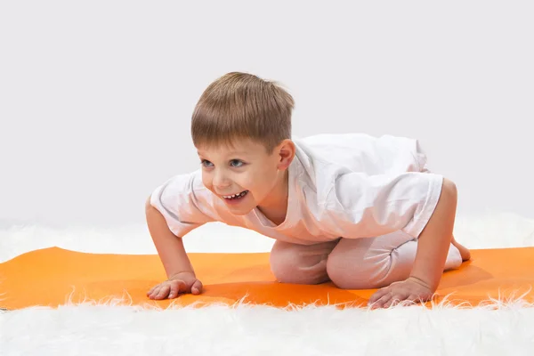 Дитяча йога. Маленький хлопчик займається вправами . — стокове фото