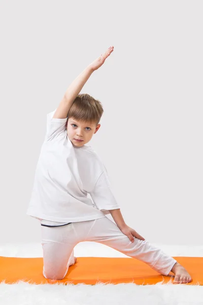 Baby yoga. The little boy does exercise. — Stock Photo, Image