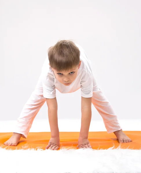 Yoga de bebê. O menino faz exercício . — Fotografia de Stock