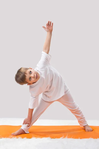 Yoga infantile. Il bambino fa esercizio fisico . — Foto Stock