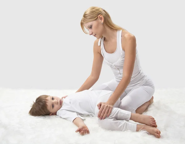 Мати і син роблять йогу перед сном — стокове фото