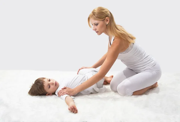 Anya és fia csinálni jóga lefekvés előtt — Stock Fotó