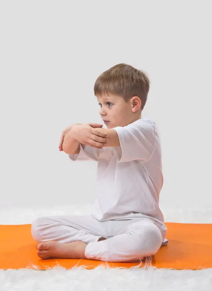 Baby yoga. den lilla pojken utövar. — Stockfoto