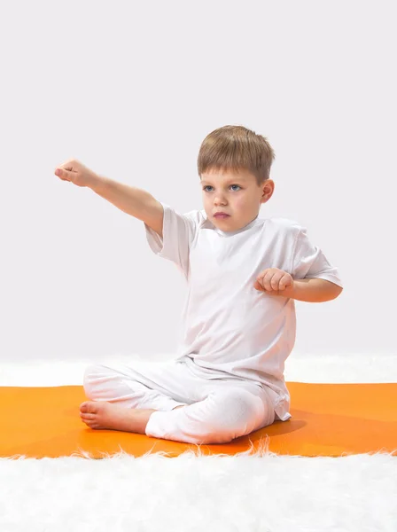 Baby jóga. chlapec má cvičení. — Stock fotografie
