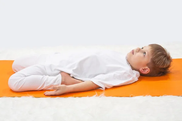 Yoga per bambini. Il bambino fa esercizio fisico . — Foto Stock