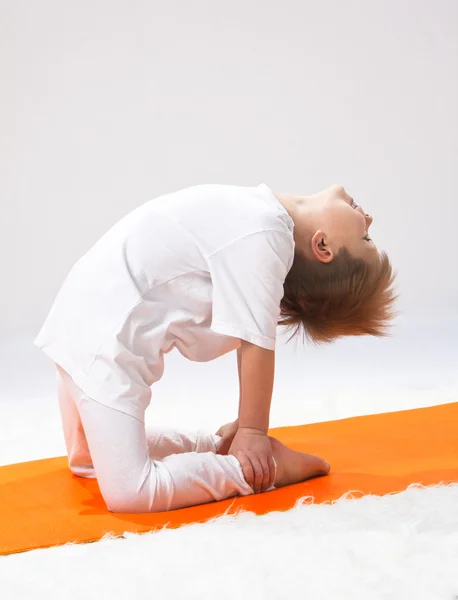 Çocuk yoga. küçük çocuk egzersiz. — Stok fotoğraf